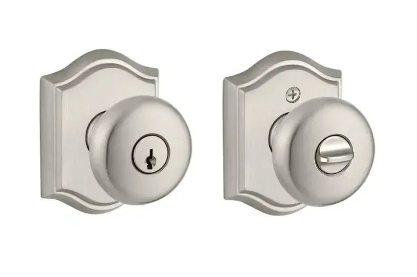 Baldwin ReserveBaldwin Round Knob with Traditional Arch Rosette in 