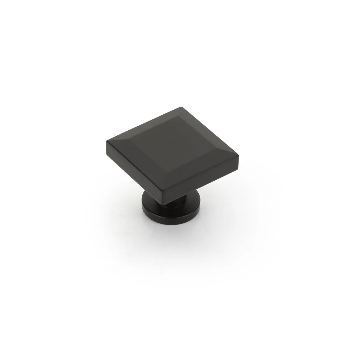 The Schaub Heathrow Square Cabinet Knob in Matte Black finish.